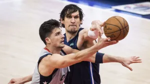 epa09114827 Washington Wizards forward Deni Avdija (L) and Dallas Mavericks center Boban Marjanovic (R) jostle for the ball during the second half of the NBA basketball game between the Washington Wizards and the Dallas Mavericks at Capital One Arena in Washington, DC, USA, 03 April 2021. EPA/JIM LO SCALZO SHUTTERSTOCK OUT/Foto: Jim Lo Scalzo