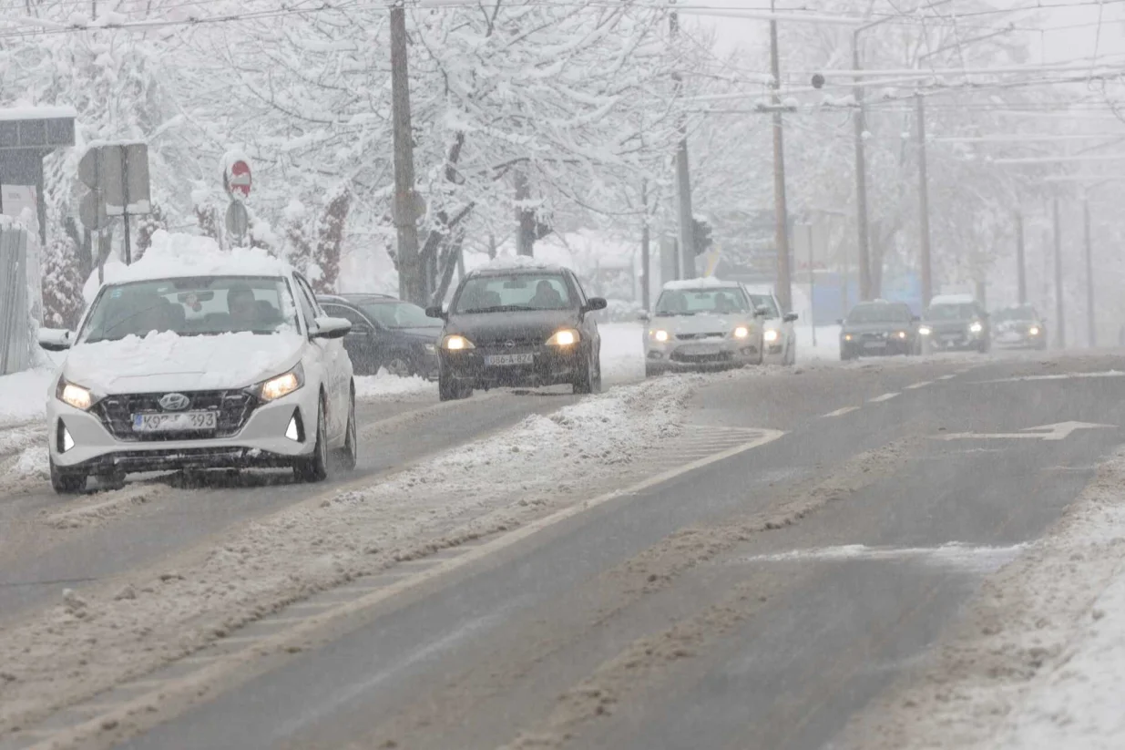 snijeg u sarajevu, lopatanje, čišćenje snijega/Senad Gubelić