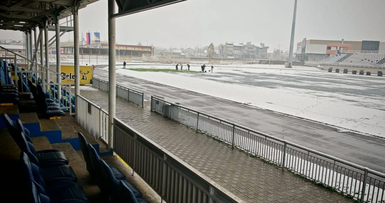 Čisti se snijeg na Gradskom stadionu u Prijedoru (FOTO: Dragan Stojnić/Info Prijedor)/Foto: 