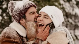 Ljubavni par uživa u čarima zime/Pexels