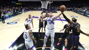Nov 18, 2025; Los Angeles, California, USA; Utah Jazz center Jusuf Nurkic (30) and Los Angeles Lakers forward LeBron James (23) reach for the ball at Crypto.com Arena. Mandatory Credit: Kirby Lee-Imagn Images/Foto: Kirby Lee