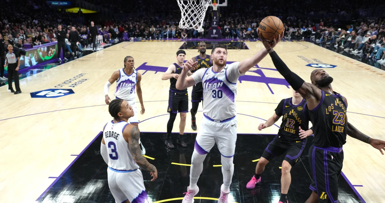 Nov 18, 2025; Los Angeles, California, USA; Utah Jazz center Jusuf Nurkic (30) and Los Angeles Lakers forward LeBron James (23) reach for the ball at Crypto.com Arena. Mandatory Credit: Kirby Lee-Imagn Images/Foto: Kirby Lee