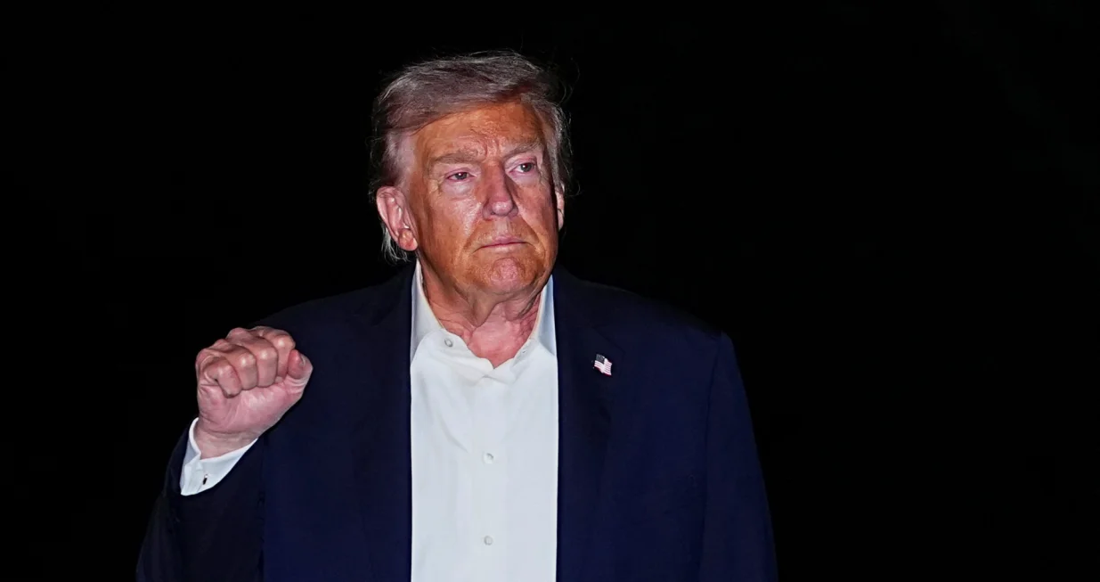 U.S. President Donald Trump gestures while walking as he arrives back at the White House, after participating in a world leaders' summit in Egypt on ending the Gaza war, amid a ceasefire between Israel and Hamas in Gaza, in Washington, D.C., U.S., October 14, 2025. REUTERS/Aaron Schwartz/Aaron Schwartz