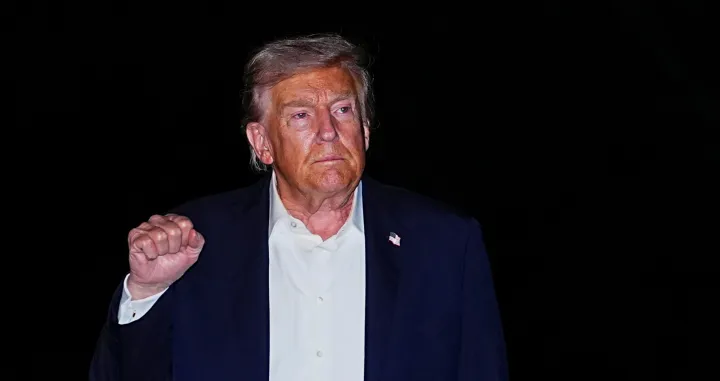 U.S. President Donald Trump gestures while walking as he arrives back at the White House, after participating in a world leaders&#039; summit in Egypt on ending the Gaza war, amid a ceasefire between Israel and Hamas in Gaza, in Washington, D.C., U.S., October 14, 2025. REUTERS/Aaron Schwartz/Aaron Schwartz