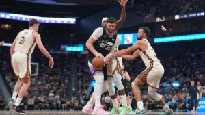 Nov 24, 2025; San Francisco, California, USA; Utah Jazz center Jusuf Nurkic (30) holds onto the ball next to Golden State Warriors guard Stephen Curry (30) in the third quarter at the Chase Center. Mandatory Credit: Cary Edmondson-Imagn Images/Foto: Cary Edmondson