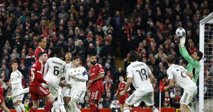 Soccer Football - UEFA Champions League - Liverpool v Real Madrid - Anfield, Liverpool, Britain - November 4, 2025 Liverpool's Virgil van Dijk heads at goal as Real Madrid's Thibaut Courtois makes a save Action Images via Reuters/Jason Cairnduff/Foto: Jason Cairnduff