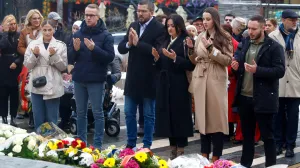 Polaganje cvijeca kod spomenika ubijene djece Sarajeva uoci 25. novembra/Damir Deljo