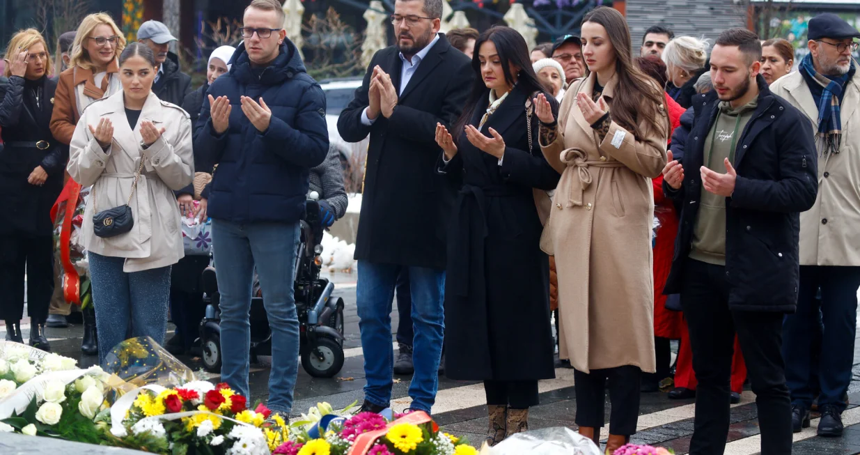 Polaganje cvijeca kod spomenika ubijene djece Sarajeva uoci 25. novembra/Damir Deljo