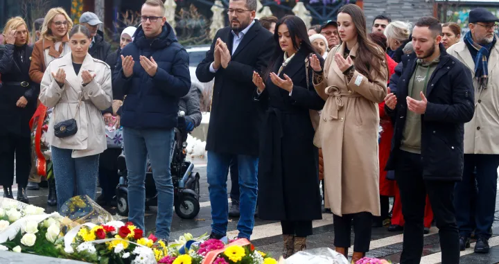 Polaganje cvijeca kod spomenika ubijene djece Sarajeva uoci 25. novembra/Damir Deljo