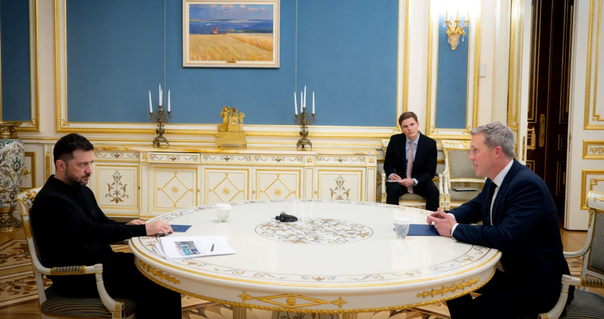 Ukraine's President Volodymyr Zelenskiy and U.S. Army Secretary Daniel Driscoll attend a meeting, amid Russia's attack on Ukraine, in Kyiv, Ukraine, November 20, 2025. Ukrainian Presidential Press Service/Handout via REUTERS ATTENTION EDITORS - THIS IMAGE HAS BEEN SUPPLIED BY A THIRD PARTY./Ukrainian Presidential Press Ser