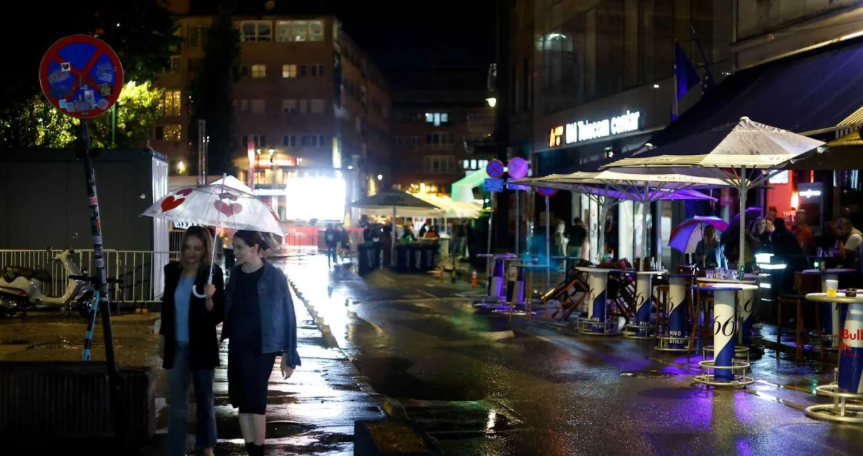 Kiša rastjerala građane s ulica Sarajeva/Damir Deljo