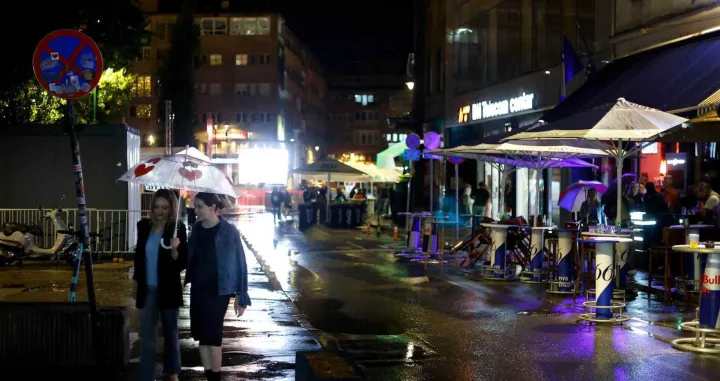 Kiša rastjerala građane s ulica Sarajeva/Damir Deljo