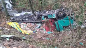 Kamion završio u provaliji/Crna-hronika//