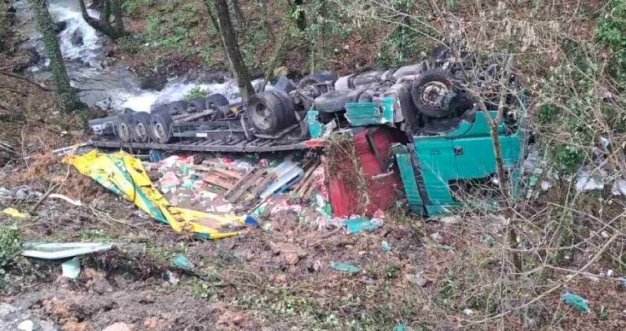 Kamion završio u provaliji/Crna-hronika//