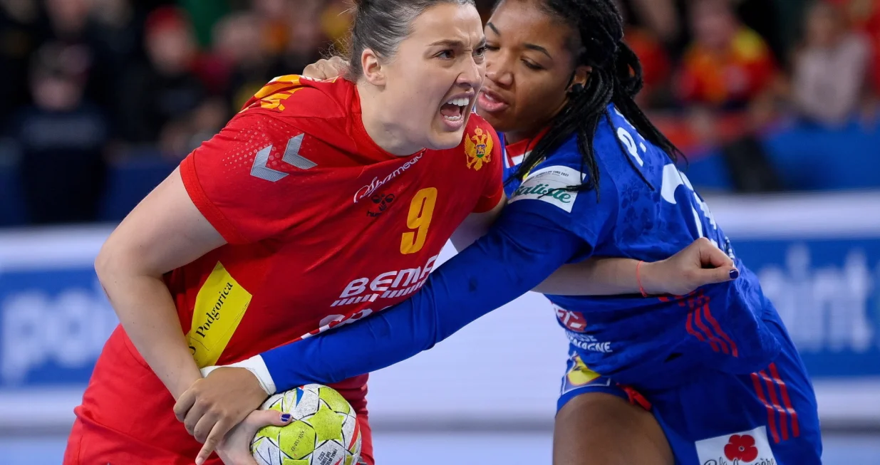 epa10316521 Djurdjina Jaukovic (L) of Montenegro is challenged by Pauletta Foppa of France for the ball during the bronze medal match between Montenegro vand France of the Women EHF EURO 2022 in Ljubljana, Slovenia, 20 November 2022. EPA/Zsolt Czegledi HUNGARY OUT/Foto: Zsolt Czegledi