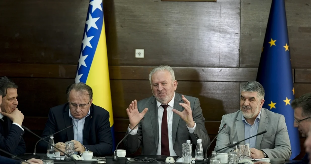 Sjednica Ekonomsko-socijalnog vijeća za teritoriju bh. entiteta Federacija BiH na kojoj su razmatrane odluke Vlade FBiH na poboljšanju standarda građana i smanjenju doprinosa na plate koje prelaze 1.000 KM/Samir Jordamović