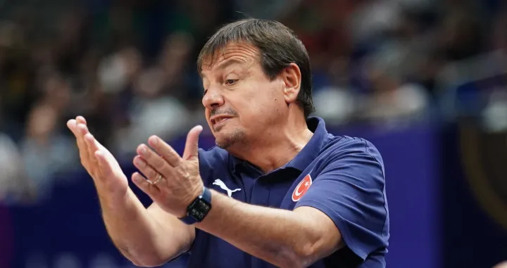 epa10175219 Turkey's head coach Ergin Ataman gestures during the FIBA EuroBasket 2022 Round of 16 match between Turkey and France at EuroBasket Arena Berlin, in Berlin, Germany, 10 September 2022. EPA/CLEMENS BILAN/Foto: Clemens Bilan