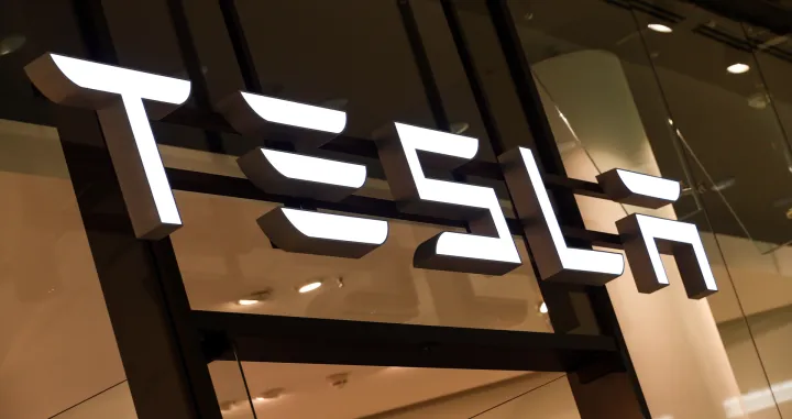 epa08764875 (FILE) - A Tesla logo is seen in a showroom in Berlin, Germany, 13 November 2019 (reissued 22 October 2020). Tesla on 22 October 2020 published their 3rd quarter 2020 results, saying their 3rd quarter operating income stood at 809 million USD. The company also said had delivered almost 140,000 automobiles in the 3rd quarter. Tesla saw their shares rise 5,5 per cent ahead of the stock markets opening following the good news. EPA/FELIPE TRUEBA *** Local Caption *** 56189814/Felipe Trueba
