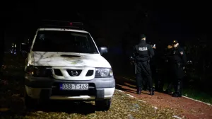 Veliki broj policijskih službenika ispred Zetre/