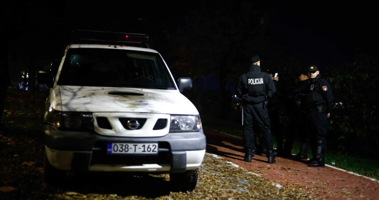 Veliki broj policijskih službenika ispred Zetre/