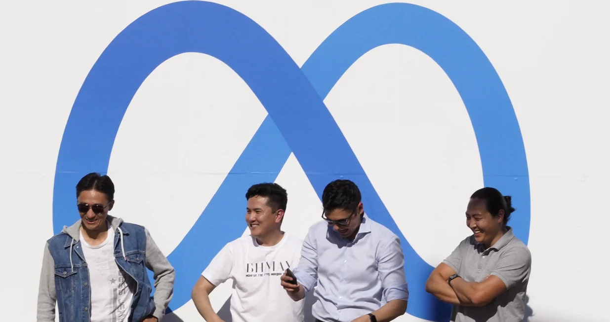 epa09553138 Visitors take picture of billboard sign featuring a new logo and name 'Meta' in front of Facebook headquarters in Menlo Park, California, USA, 29 October 2021. EPA/JOHN G. MABANGLO/John G. Mabanglo