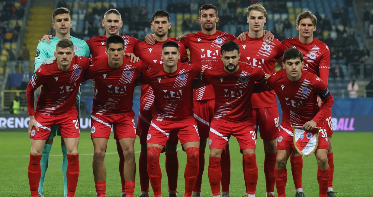 Soccer Football - UEFA Conference League - Dynamo Kyiv v Zrinjski Mostar - Lublin Arena, Lublin, Poland - November 6, 2025 Zrinjski Mostar players pose for a team group photo before the match REUTERS/Kacper Pempel/Foto: Kacper Pempel