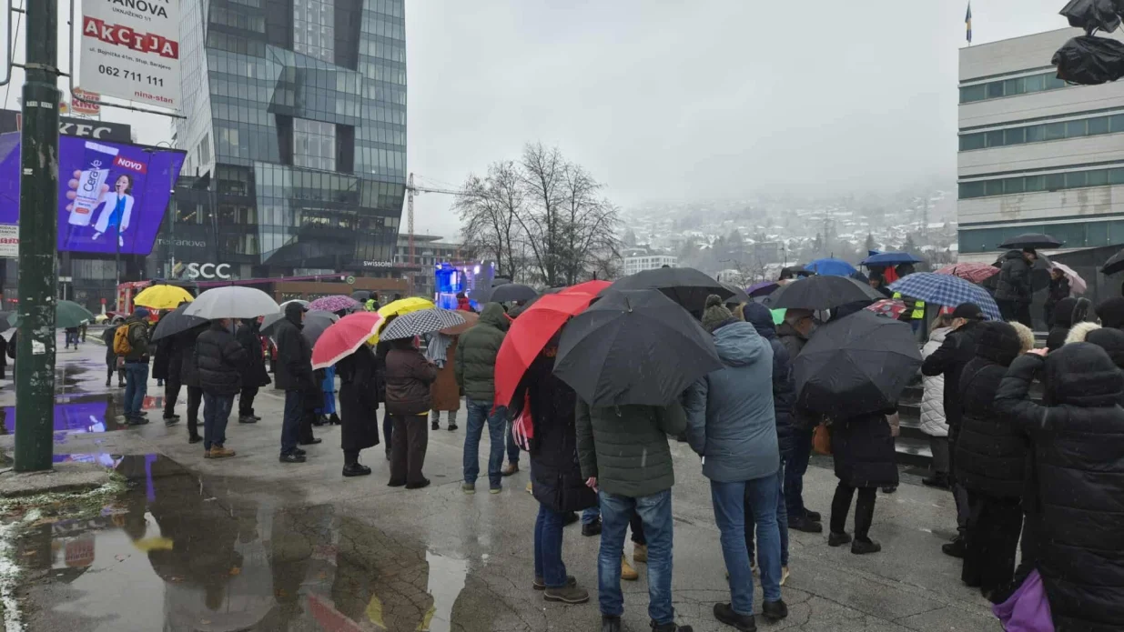 Protest uposlenika Radiotelevizije Bosne i Hercegovine (BHRT) počeo je ispred zgrade Parlamentarne skupštine Bosne i Hercegovine/Nedim Fetahović