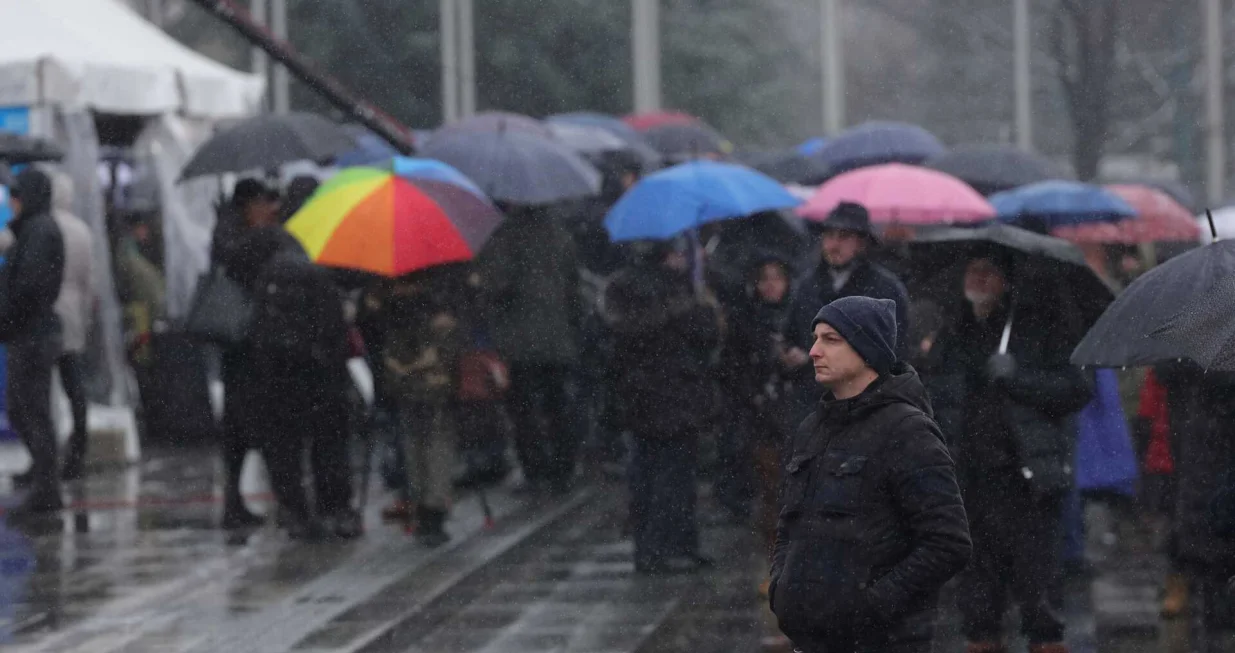 Protest uposlenika Radiotelevizije Bosne i Hercegovine BHRT počeo je ispred zgrade Parlamentarne skupštine Bosne i Hercegovine/Senad Gubelić
