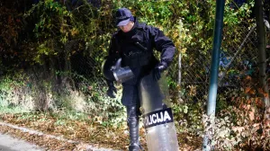 Veliki broj policijskih službenika ispred Zetre/