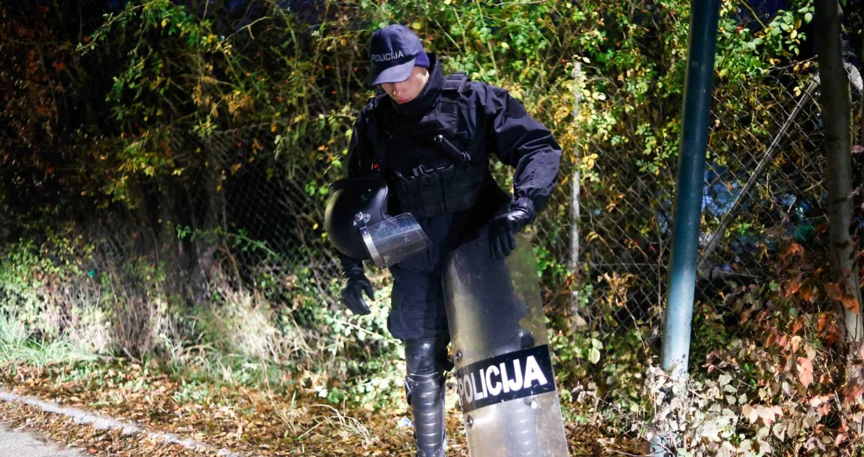 Veliki broj policijskih službenika ispred Zetre/