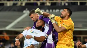 Soccer Football - UEFA Conference League - Fiorentina v AEK Athens - Stadio Artemio Franchi, Florence, Italy - November 27, 2025 AEK Athens' Thomas Strakosha in action with Fiorentina's Edin Dzeko REUTERS/Alberto Lingria/Foto: Alberto Lingria
