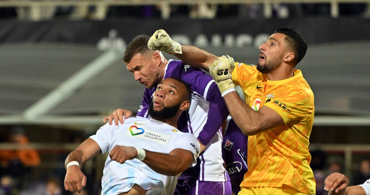 Soccer Football - UEFA Conference League - Fiorentina v AEK Athens - Stadio Artemio Franchi, Florence, Italy - November 27, 2025 AEK Athens' Thomas Strakosha in action with Fiorentina's Edin Dzeko REUTERS/Alberto Lingria/Foto: Alberto Lingria