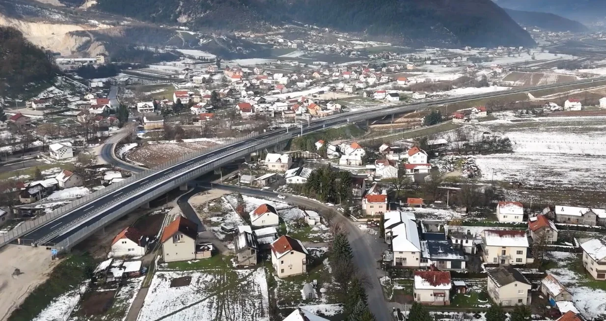 Izgradnja dionice između Viteza i Travnika, duge oko pet kilometara, zvanično je završena. Predstavlja prvi od ukupno pet lotova buduće brze ceste Lašva - Nević Polje/Screenshot