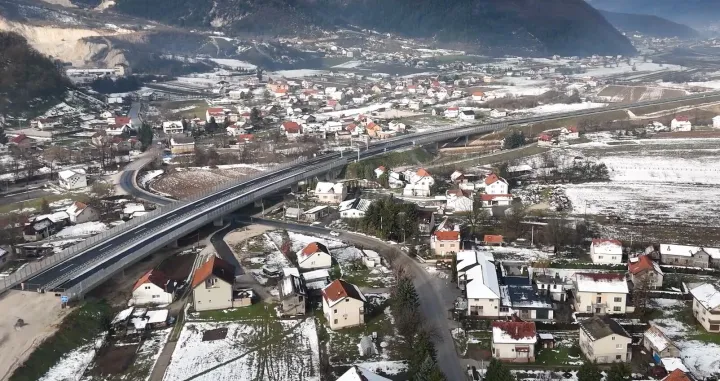 Izgradnja dionice između Viteza i Travnika, duge oko pet kilometara, zvanično je završena. Predstavlja prvi od ukupno pet lotova buduće brze ceste Lašva - Nević Polje/Screenshot