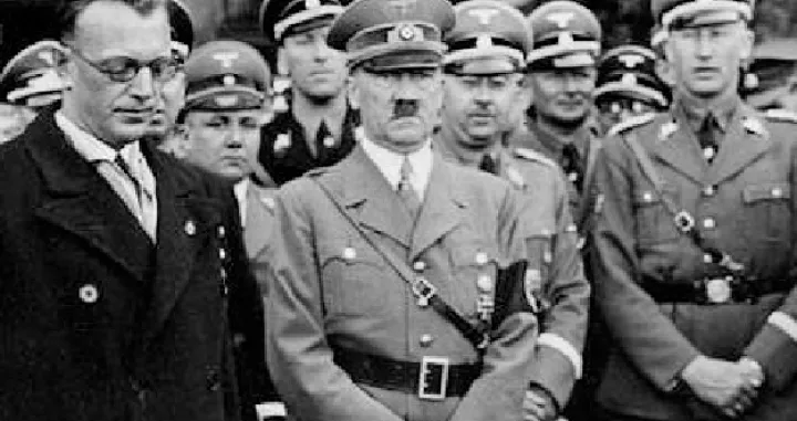 Adolf Hitler sa Arthur Seyss-Inquartom koji mu je predao Austriju/