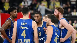 Basketball - EuroLeague - Fenerbahce v Maccabi Tel Aviv - SAP Garden, Munich, Germany - November 11, 2025 Maccabi Tel Aviv's Lonnie Walker IV with teammates REUTERS/Angelika Warmuth/Foto: Angelika Warmuth