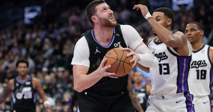 Nov 28, 2025; Salt Lake City, Utah, USA; Utah Jazz center Jusuf Nurkic (30) looks to shoot the ball past Sacramento Kings forward Keegan Murray (13) during the second half at Delta Center. Mandatory Credit: Chris Nicoll-Imagn Images/Foto: Chris Nicoll