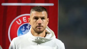 Soccer Football - FIFA World Cup - UEFA Qualifiers - Group H - Bosnia and Herzegovina v Romania - Stadion Bilino Polje, Zenica, Bosnia and Herzegovina - November 15, 2025 Bosnia and Herzegovina's Edin Dzeko lines up before the match REUTERS/Amel Emric/Foto: Amel Emric