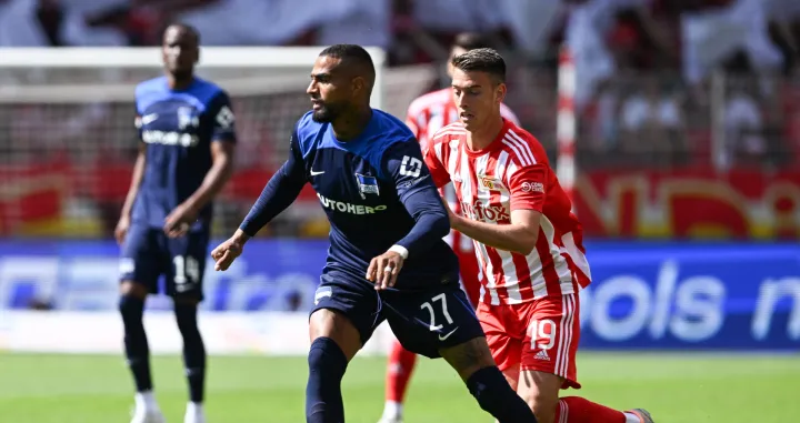epa10108705 Hertha's Kevin Prince Boateng (L) in action against Union's Janik Haberer during the German Bundesliga soccer match between Union Berlin and Hertha BSC in Berlin, Germany, 06 August 2022. EPA/FILIP SINGER CONDITIONS - ATTENTION: The DFL regulations prohibit any use of photographs as image sequences and/or quasi-video./Foto: Filip Singer