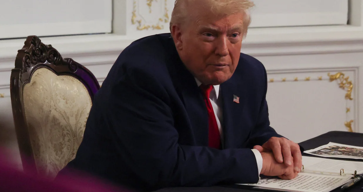 U.S. President Donald Trump speaks with members of the media following a call with military service members, on Thanksgiving, in Palm Beach, Florida, U.S., November 27, 2025. REUTERS/Anna Rose Layden/Anna Rose Layden/reuters