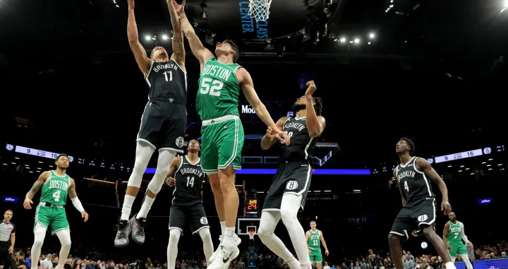 Nov 18, 2025; Brooklyn, New York, USA; Boston Celtics center Luka Garza (52) fights for a rebound against Brooklyn Nets forward Michael Porter Jr. (17) and guard Terance Mann (14) and center Nic Claxton (33) during the first quarter at Barclays Center. Mandatory Credit: Brad Penner-Imagn Images/Foto: Brad Penner