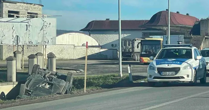 Saobraćajna nesreća, Prijedor, kanal, automobil na krovu, policijska patrola, MUP RS/Viber