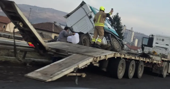 Kamion se prevrnuo, autocesta A1, saobraćajna nesreća, Kakanj/Viber