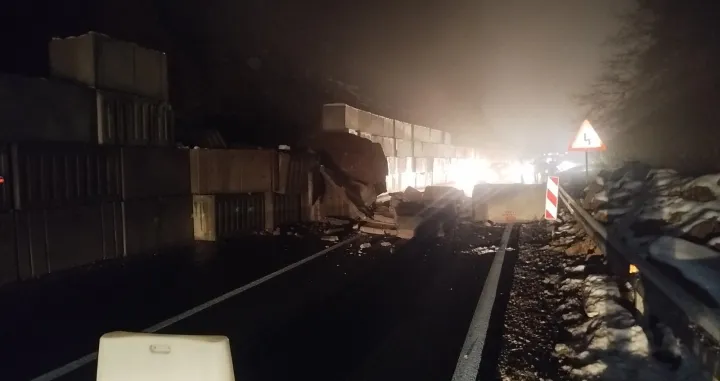 Betonski blokovi, urušavanje, odron, magistralni put Sarajevo-Tuzla/Viber