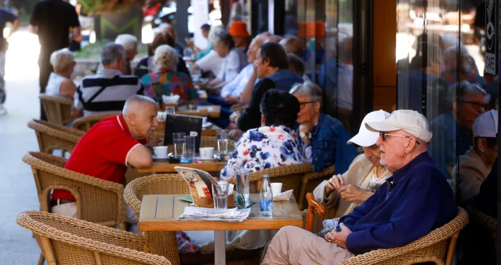 Penzioneri uživaju u dobrom vremenu/Damir Deljo