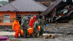 Rescuers carry a body bag of a victim recovered from an area hit by deadly flash floods following heavy rains in Malalak, Agam regency, West Sumatra province, Indonesia, November 28, 2025. REUTERS/Stringer/Stringer