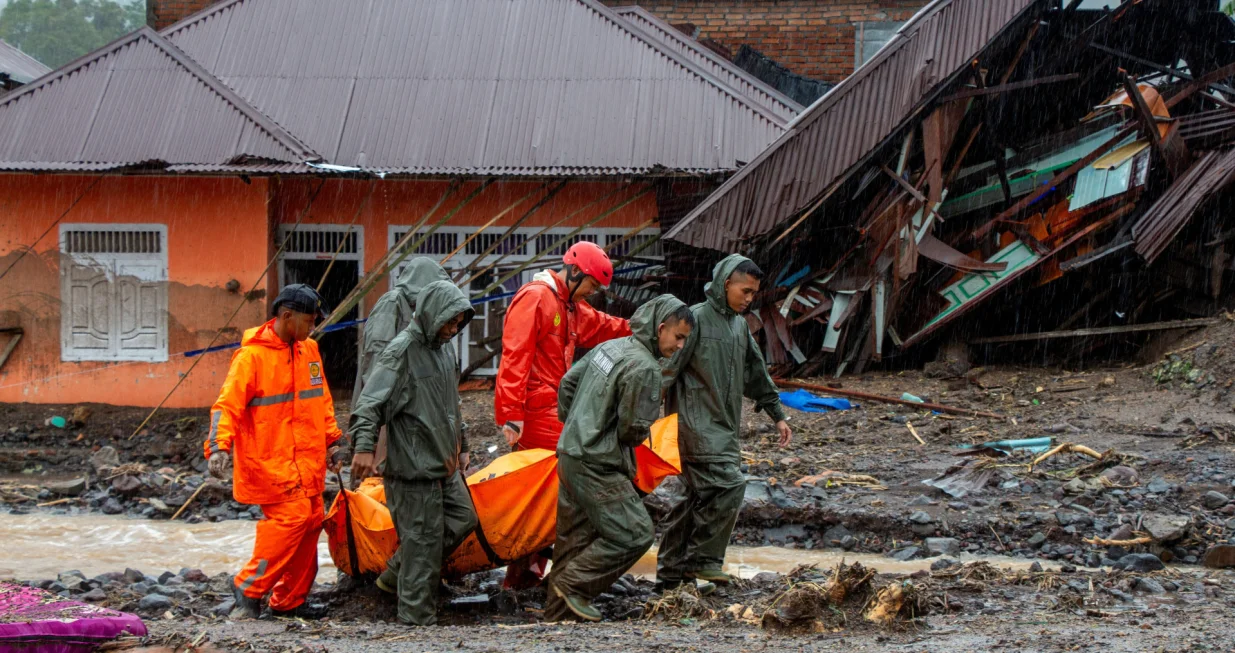 Rescuers carry a body bag of a victim recovered from an area hit by deadly flash floods following heavy rains in Malalak, Agam regency, West Sumatra province, Indonesia, November 28, 2025. REUTERS/Stringer/Stringer