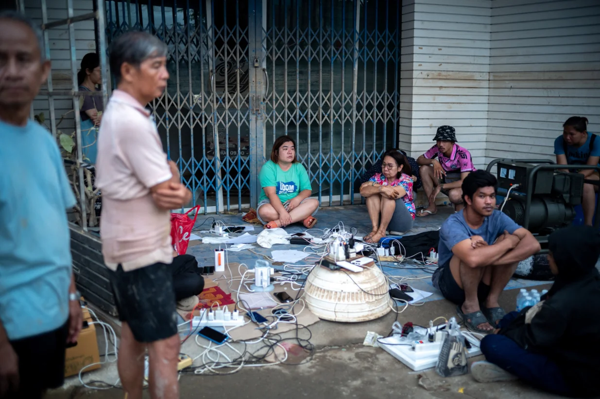 People charge their phones and electronic devices following power outages caused by deadly flooding in Hat Yai district, Songkhla province, Thailand, November 28, 2025. REUTERS/Athit Perawongmetha/Athit Perawongmetha