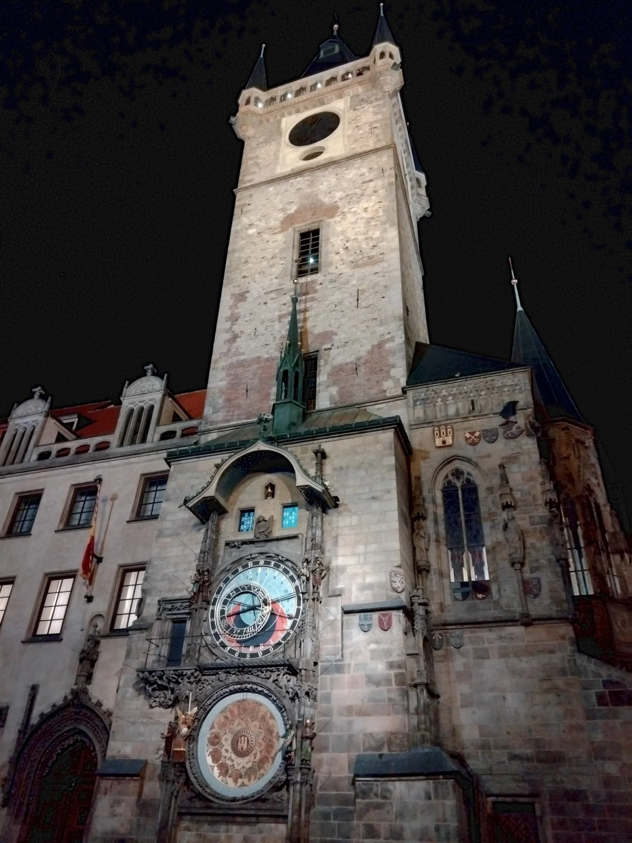 Astronomski sat u PraguPostavljen je 1410. godine i treći je najstariji astronomski sat na svijetu koji je jo&scaron; uvijek u funkciji. Ovaj sat pokazuje položaje Sunca, Mjeseca, zodijačke konstelacije i glavne planete, te ima značajnu istorijsku vrijednost./