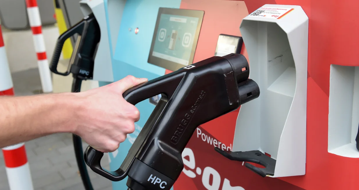  adfgadfhasdfh Auto svijetTehnika – Vrste punjača za električna vozilaAhilova peta električnog koncepta S DGADFG/Joerg Mettlach